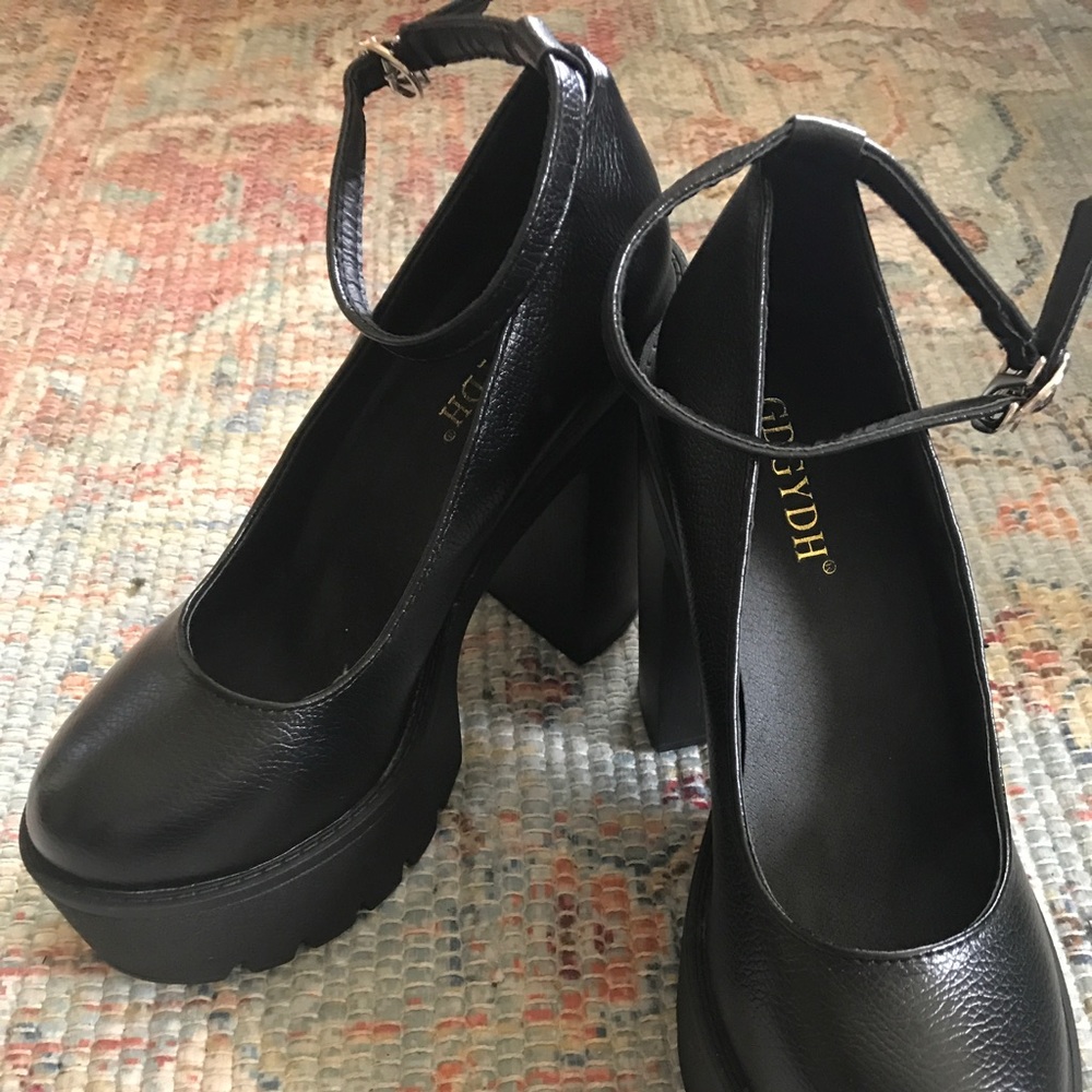 Black platform shoe